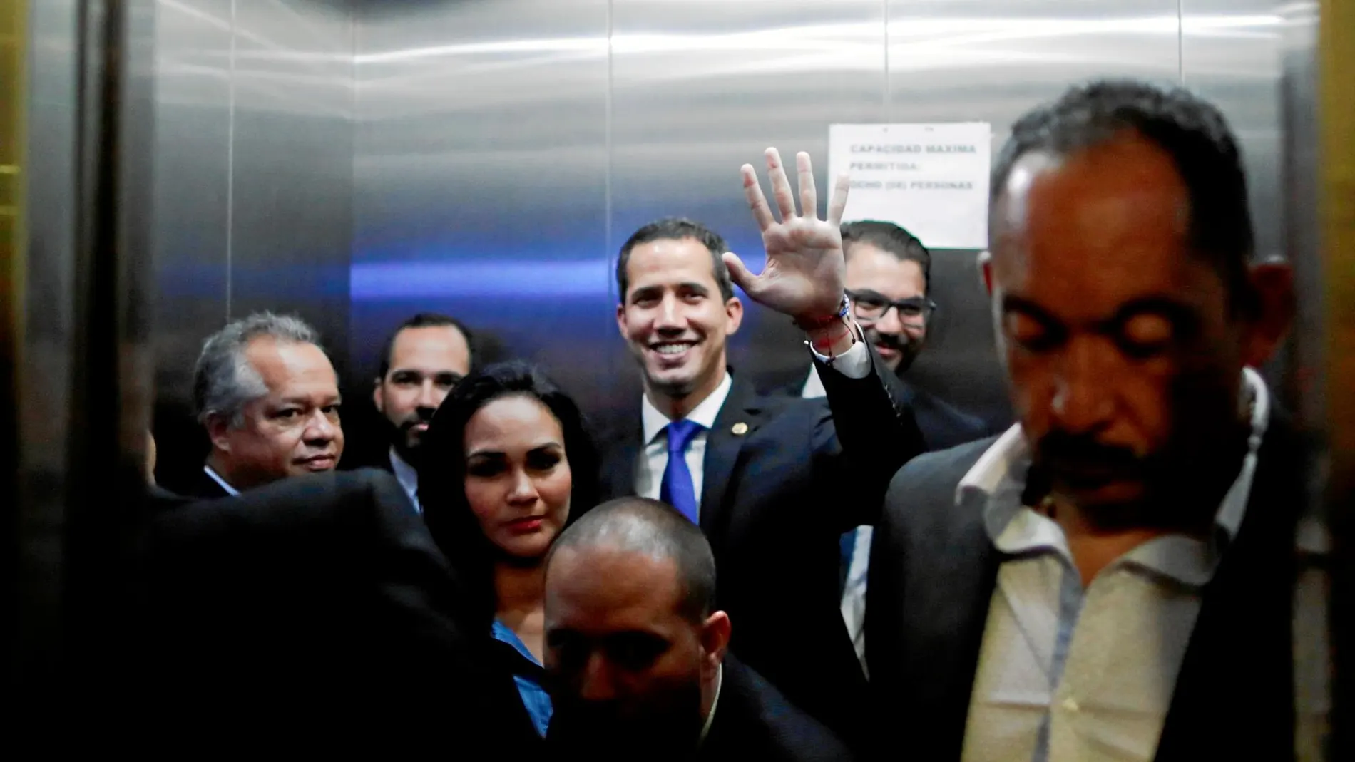 El presidente interino de Venezuela, Juan Guaidó, ayer, en un ascensor de la Asamblea Nacional tras una reunión
