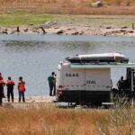 Guardia Civil y servicios de emergencias buscan al helicóptero siniestrado en el pantano de Valmayor.