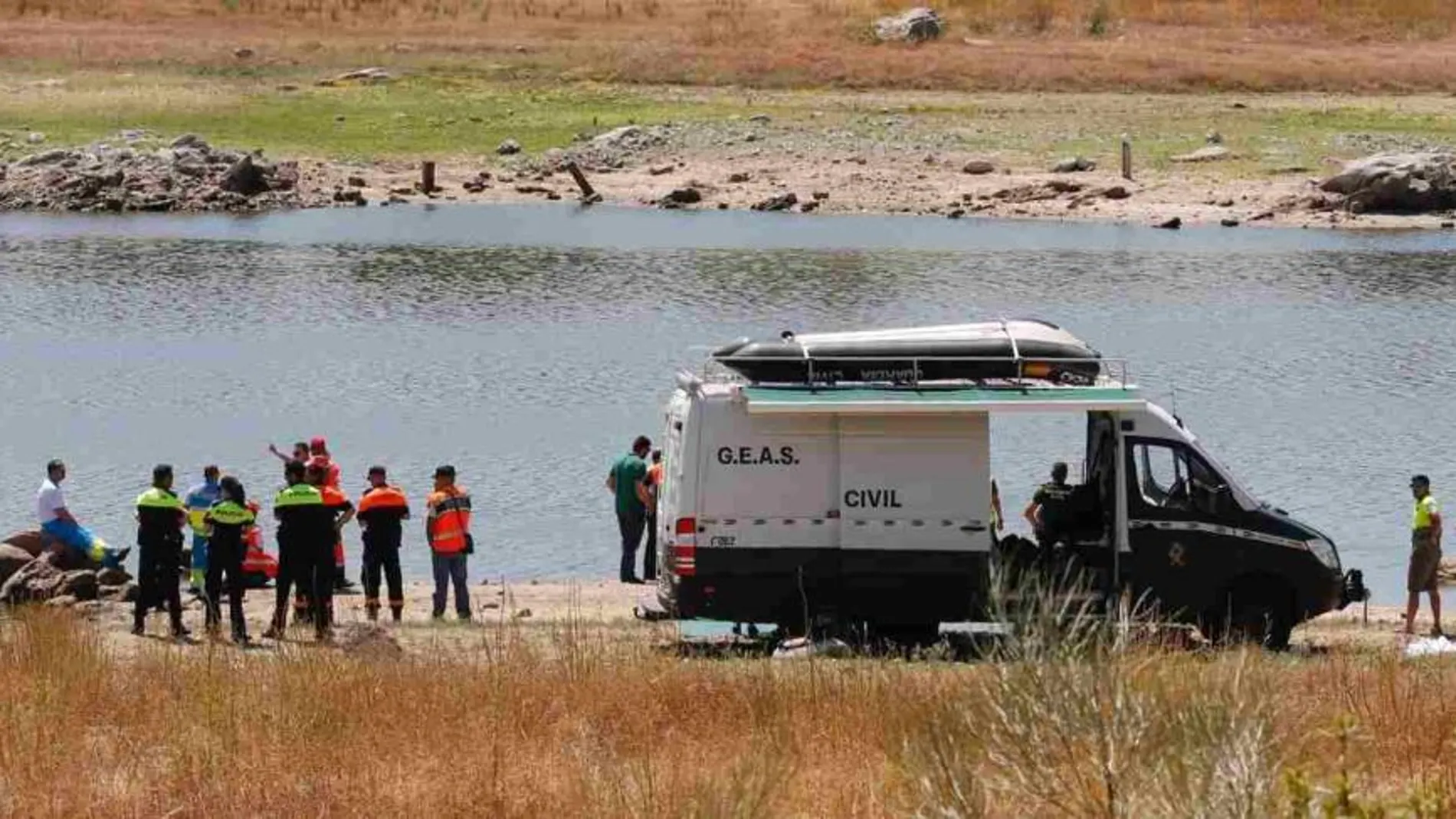 Guardia Civil y servicios de emergencias buscan al helicóptero siniestrado en el pantano de Valmayor.