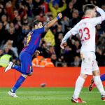Luis Suárez celebra el primer tanto del Barcelona en el partido de ayer