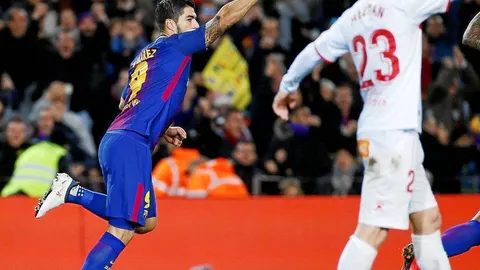 Luis Suárez celebra el primer tanto del Barcelona en el partido de ayer