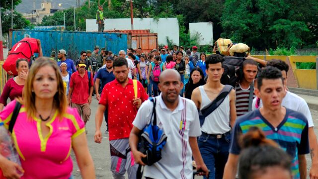Venezolanos intentan salir del país por el estado de Táchira hacia Colombia