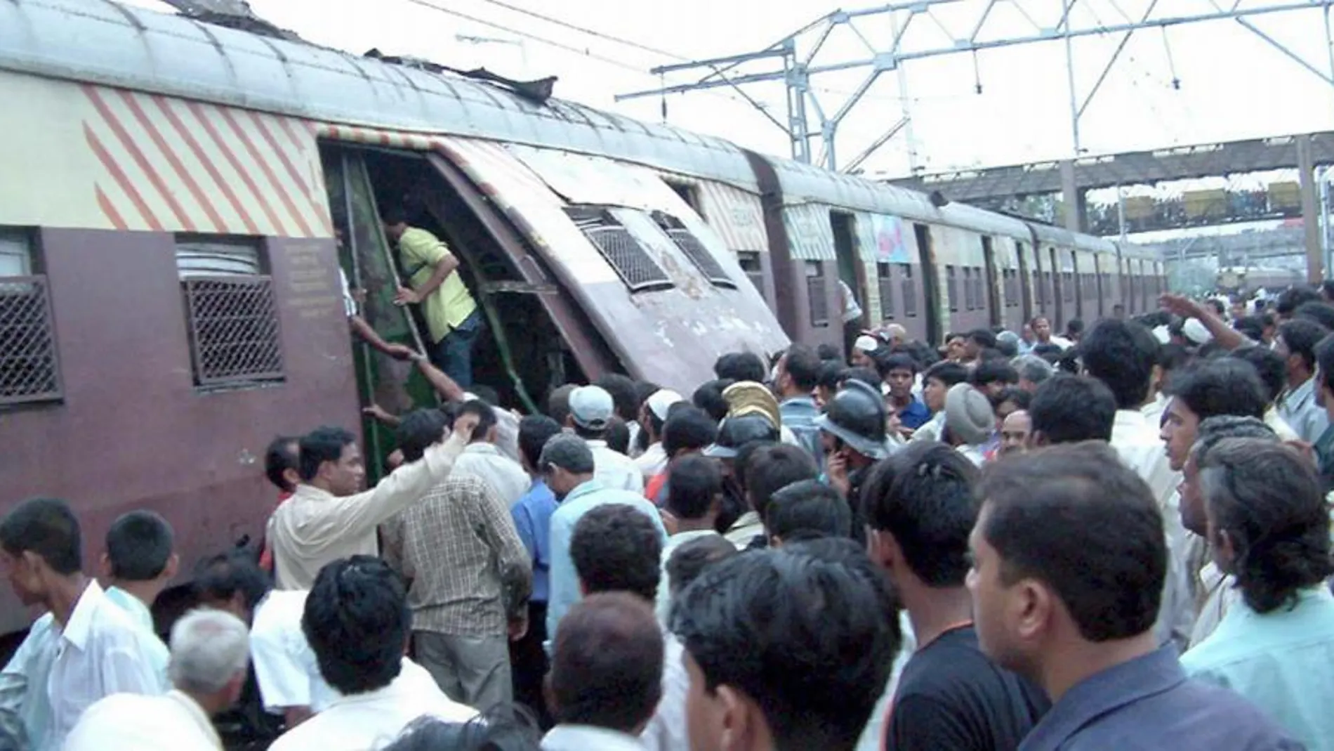 Al menos quince personas han muerto y otras 30 han resultado heridas como consecuencia de una estampida en una estación de tren en Bombay
