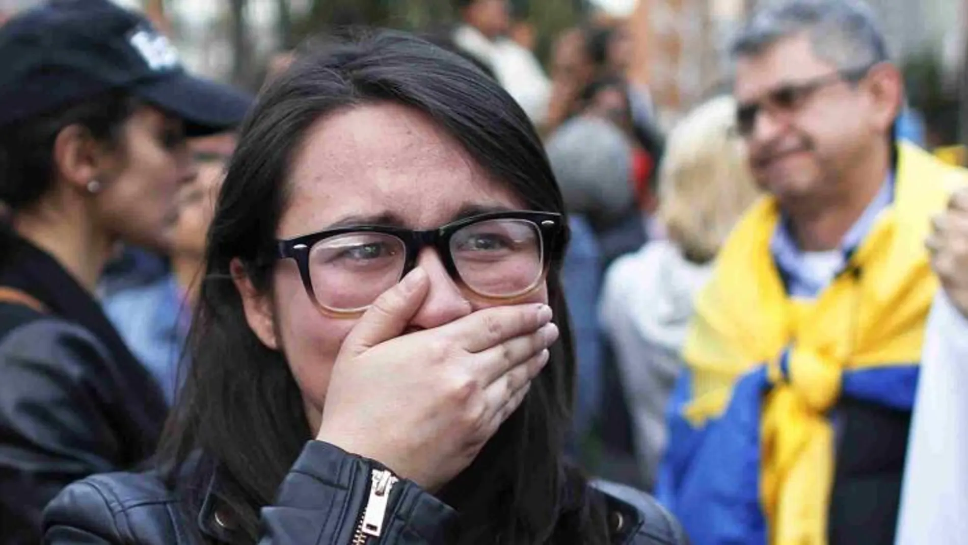 Partidarios del acuerdo de paz lloran tras conocerse los resultados del plebiscito.