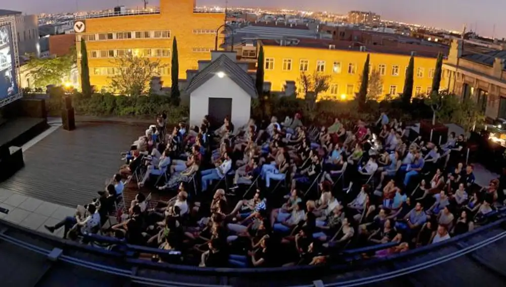 Todos los sábados de julio y agosto, «El Cine en la Terraza» atrae a decenas de espectadores a La Casa Encendida para disfrutar de un filme al anochecer