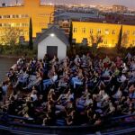 Todos los sábados de julio y agosto, «El Cine en la Terraza» atrae a decenas de espectadores a La Casa Encendida para disfrutar de un filme al anochecer