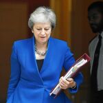 Theresa May, a su salida ayer del número 10 de Downing Street rumbo a la sesión de control del Parlamento