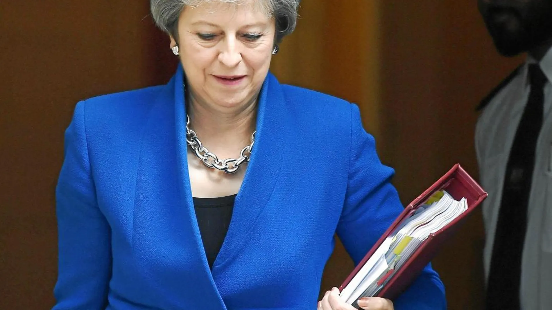 Theresa May, a su salida ayer del número 10 de Downing Street rumbo a la sesión de control del Parlamento