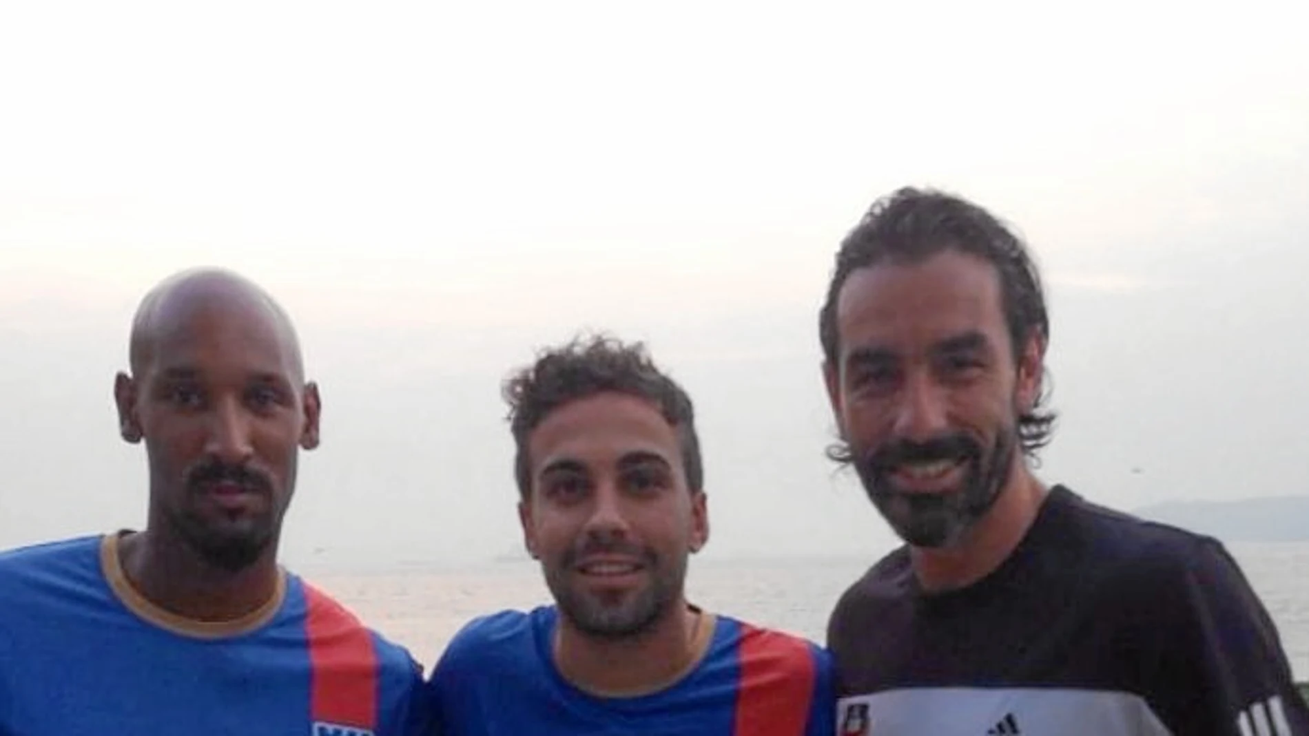 Javi Fernández, entre Anelka y Pires, cuando jugaba en el Mumbai City de la India