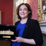 La alcaldesa de Barcelona, Ada Colau, posa con el galardón "Turrita d'Oro", que recibió la pasada semana en Bolonia (Italia)/ Efe