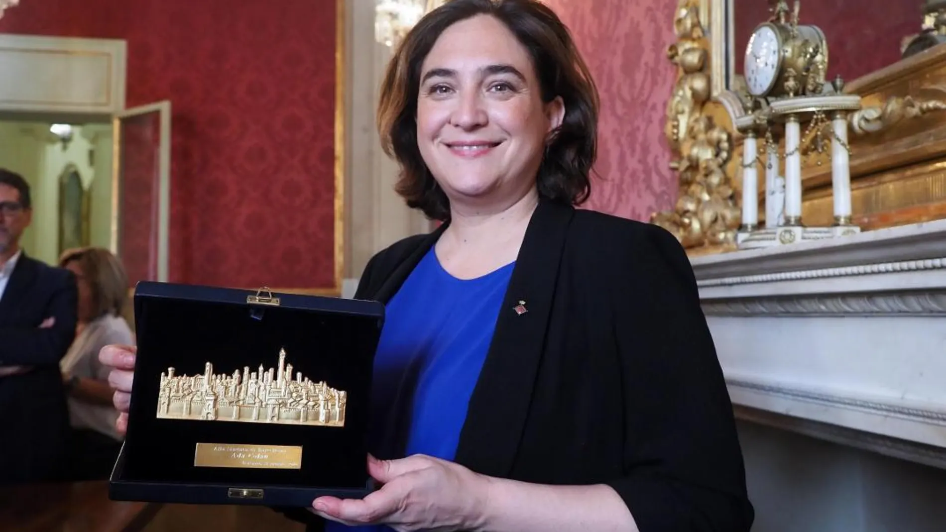 La alcaldesa de Barcelona, Ada Colau, posa con el galardón "Turrita d'Oro", que recibió la pasada semana en Bolonia (Italia)/ Efe
