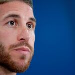 El defensa español del Real Madrid Sergio Ramos da una rueda de prensa en el estadio Zayed Sports City en Abu Dabi (Emiratos Árabes Unidos). El equipo se enfrentará al Al Ain FC en la final del Mundial de Clubes de la FIFA mañana / EFE