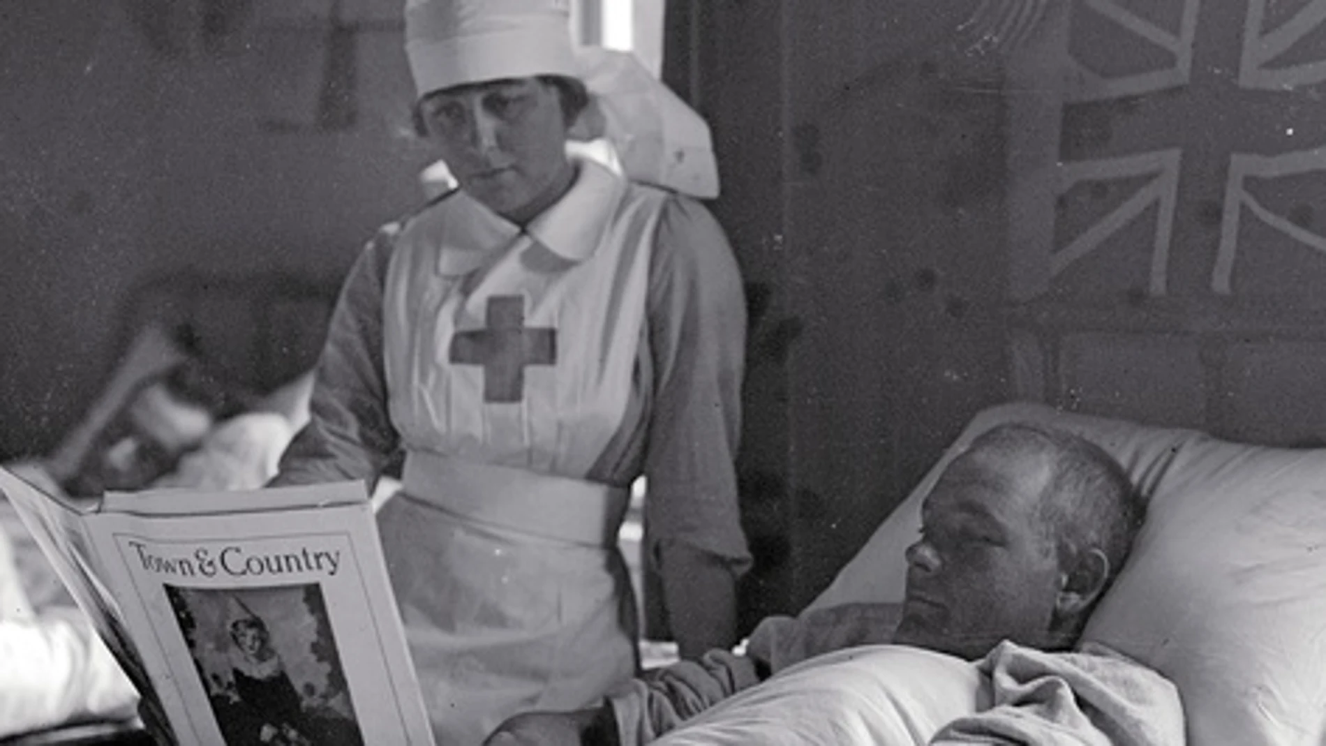 Una enfermera cuida de un herido. Los hospitales eran la otra trinchera donde los soldados luchaban para sobrevivir
