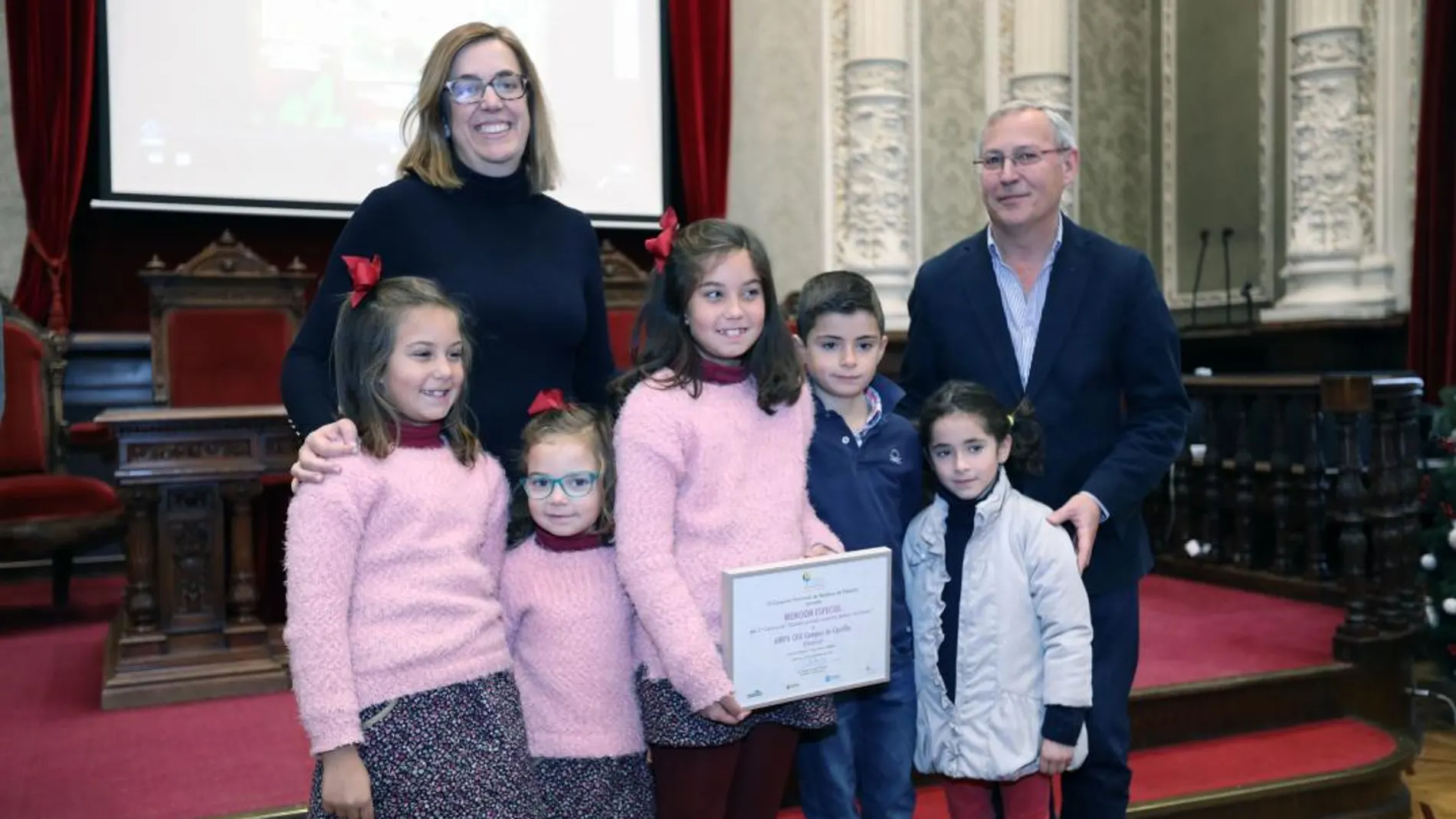 La presidenta de la Diputación de Palencia, Ángeles Armisén, con los ganadores