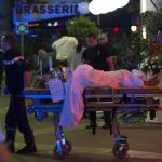 Heridos son evacuados del lugar en donde un camión chocó contra la multitud durante las celebraciones del Día de la Bastilla en Niza