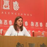 La portavoz adjunta del PP, María José Català, durante una rueda de prensa en Les Corts
