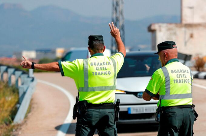 Un agente de la Guardia Civil de Tráfico da el alto a un vehículo durante un control de velocidad