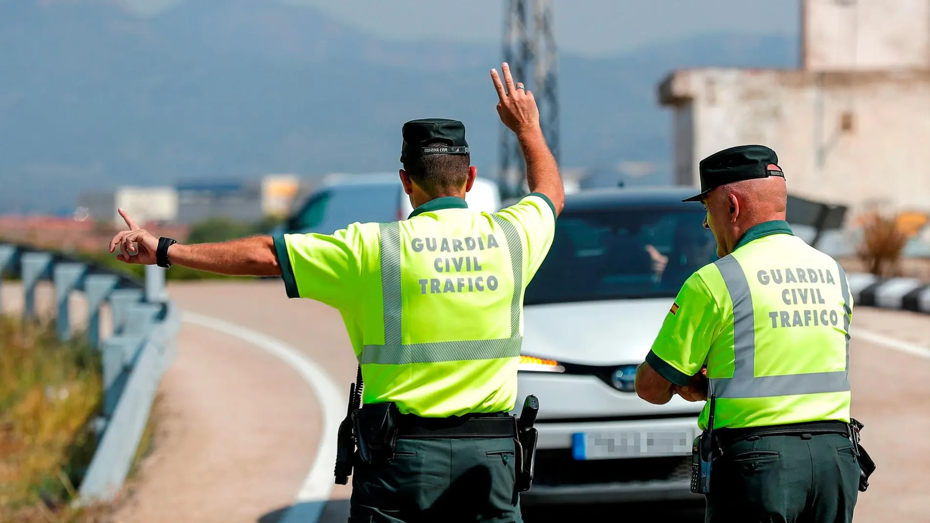 Un agente de la Guardia Civil de Tráfico da el alto a un vehículo durante un control de velocidad