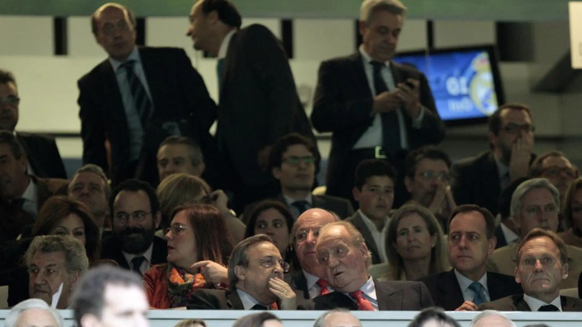 El Rey Juan Carlos conversa con el presidente del Real Madrid, Florentino Pérez (i), en el palco del estadio Santiago Bernabéu