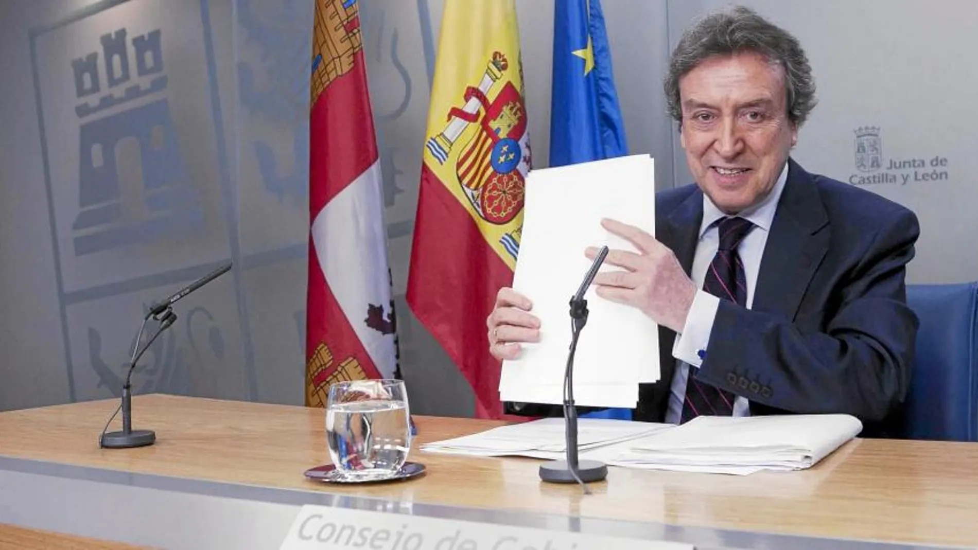 El consejero de la Presidencia y portavoz, José Antonio de Santiago-Juárez, da cuenta de los acuerdos del Consejo de Gobierno de Castilla y León