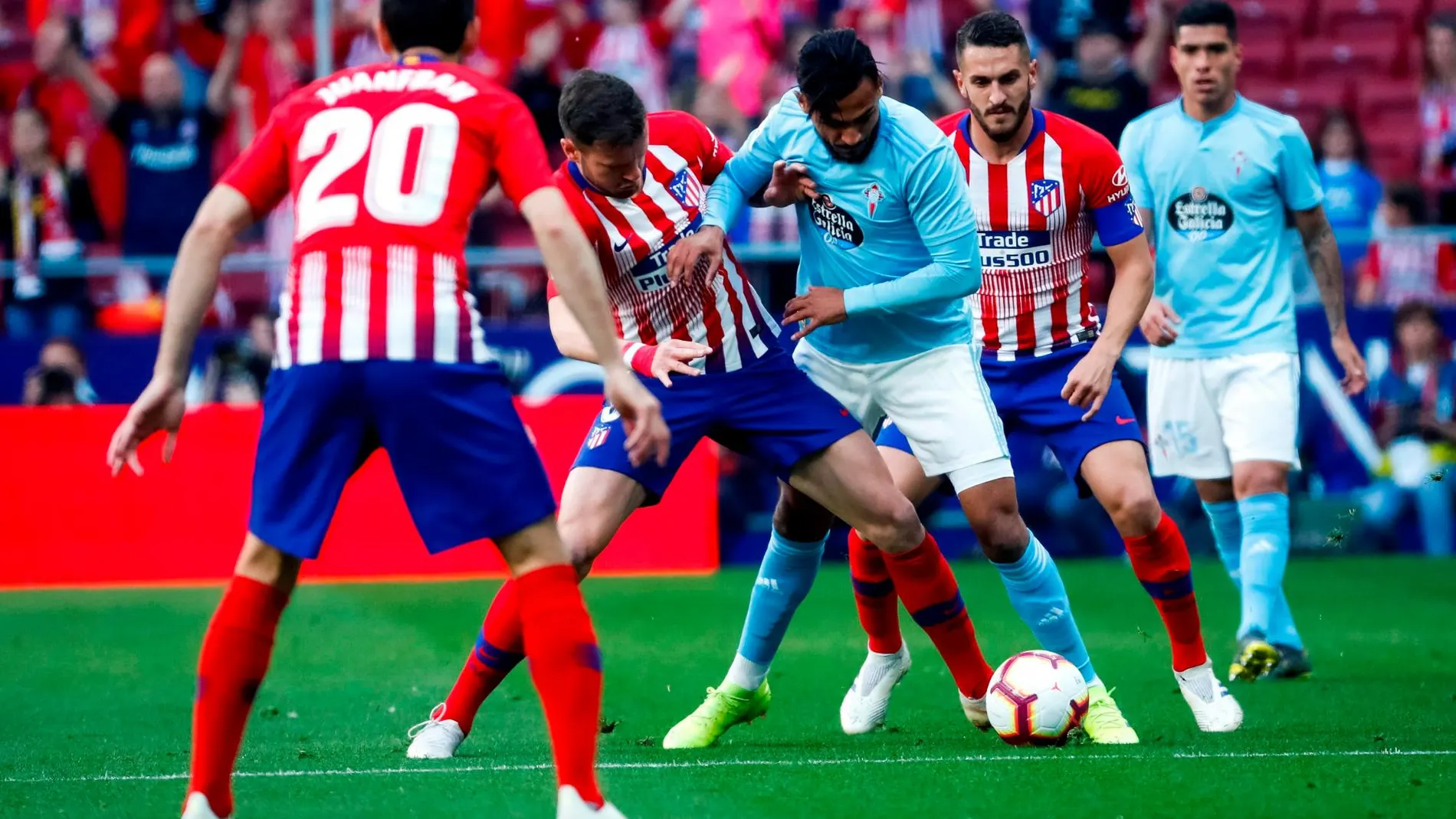 El centrocampista francés del Celta Sofiane Boufal (3d) y el centrocampista del Atlético de Madrid Saúl Ñíguez (2i) durante el partido entre el Atlético de Madrid y el Celta de Vigo