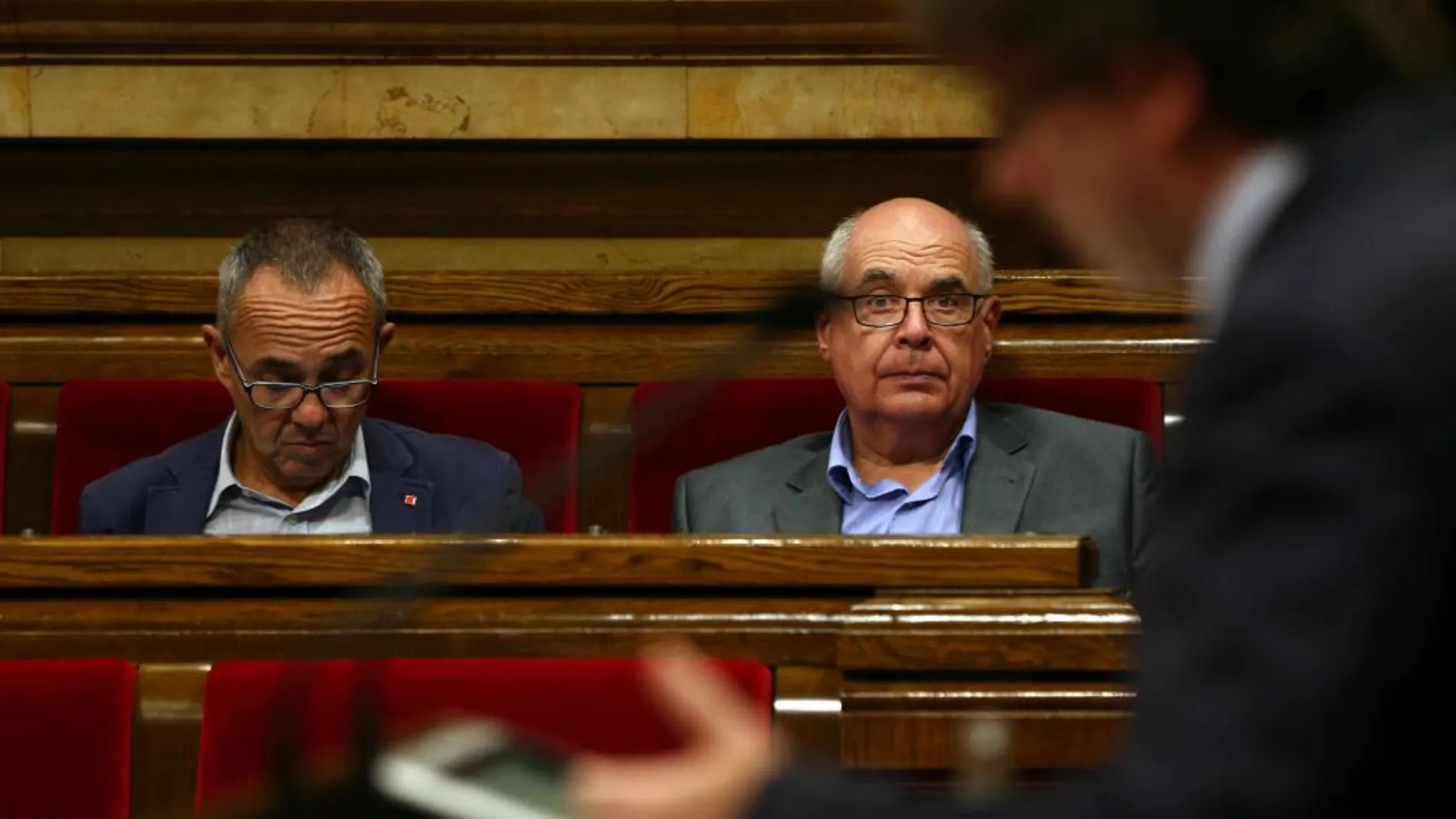 Los líderes de CSQEP, Lluís Rabell y Joan Coscubiela (i), escuchan al presidente de la Generalitat, Carles Puigdemont