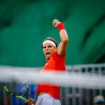 El tenista español Rafael Nadal en acción contra el jugador de Argentina, Federico Delbonis