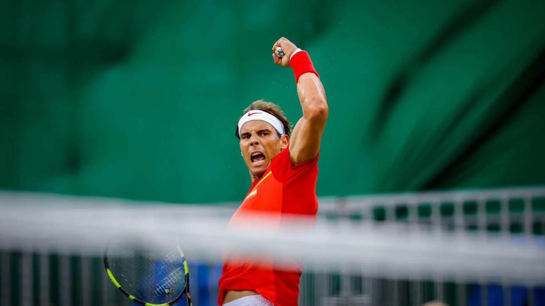 El tenista español Rafael Nadal en acción contra el jugador de Argentina, Federico Delbonis