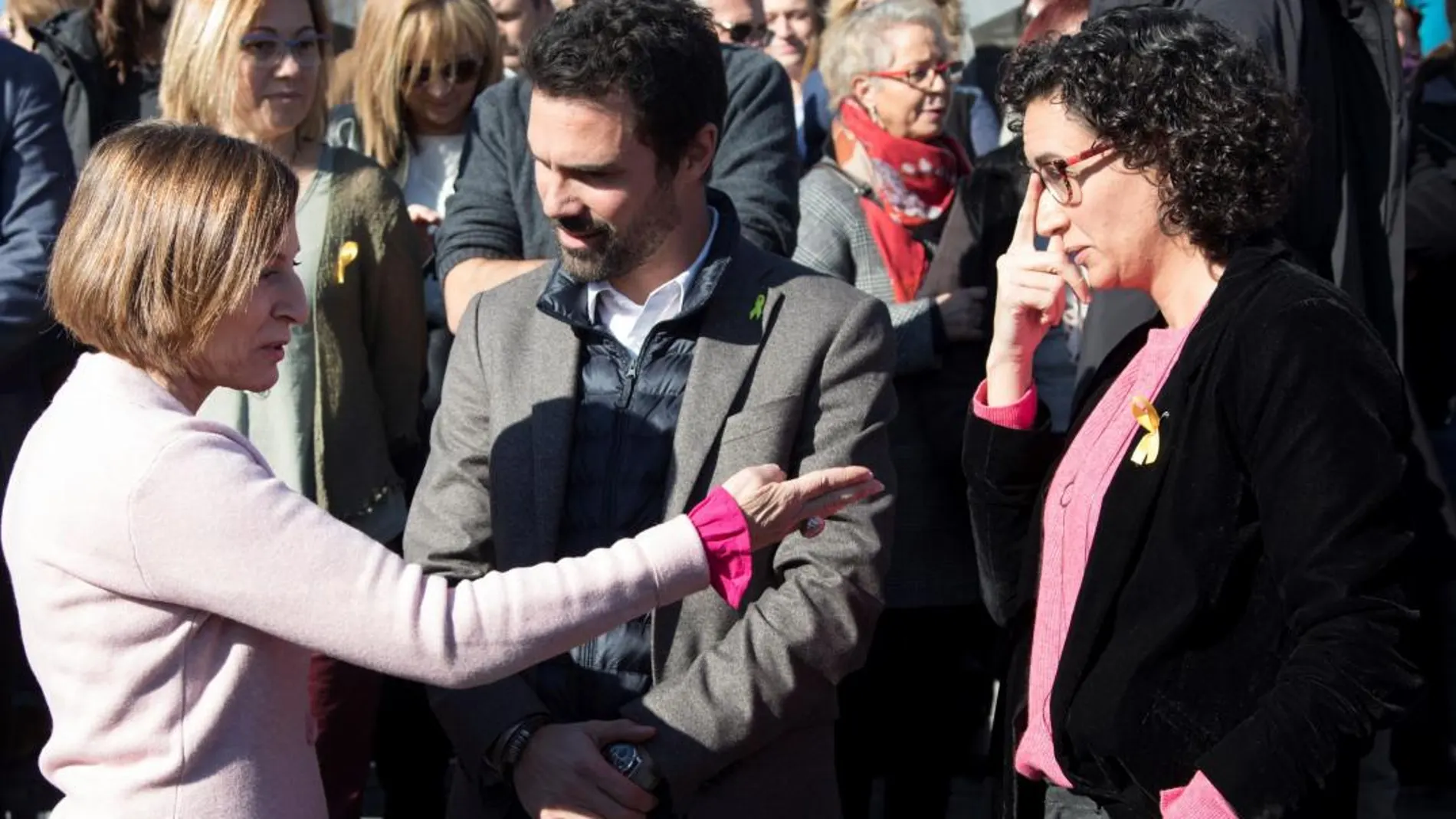 La secretaria general de ERC, Marta Rovira (d), junto a la presidenta del Parlament y número 4 por Barcelona, Carme Forcadell (i), y el número 2 por Geirona, Roger Torrent (c). EFE/ Marta Pérez
