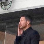 Simeone observa el partido desde el palco, donde estuvo «castigado» / Efe