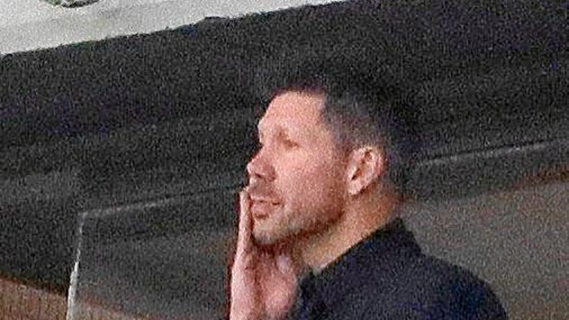 Simeone observa el partido desde el palco, donde estuvo «castigado» / Efe