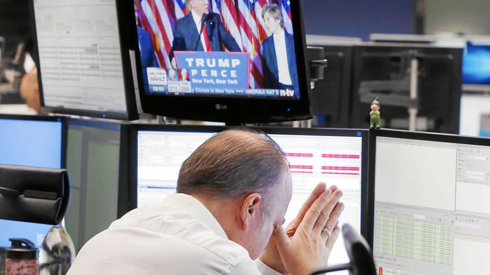 Un broker reacciona con preocupación al anuncio de la victoria de Trump, en una imagen de archivo