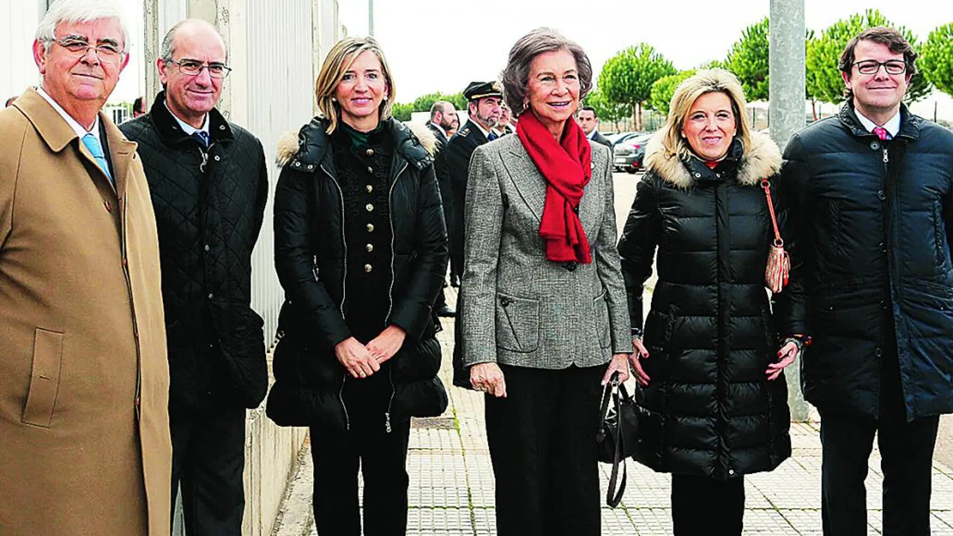 A la izquierda, la Reina Sofía junto a Godofredo García, Javier Iglesias, Alicia García,María José Salgueiro y Alfonso Fernández Mañueco