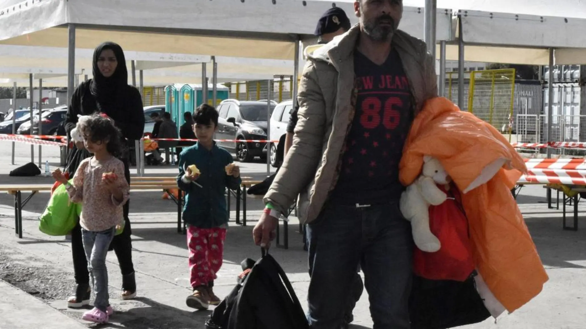 Varios migrantes desembarcan del buque noruego Siem Pilot tras su rescate a su llegada a Palermo, Sicilia (Italia)
