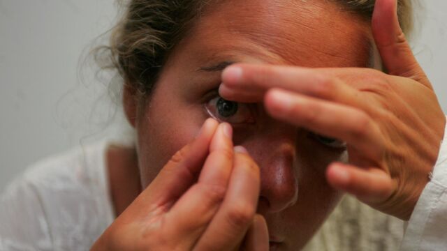 Incluso para dormir la siesta es recomendable quitarse las lentillas / Connie G. Santos