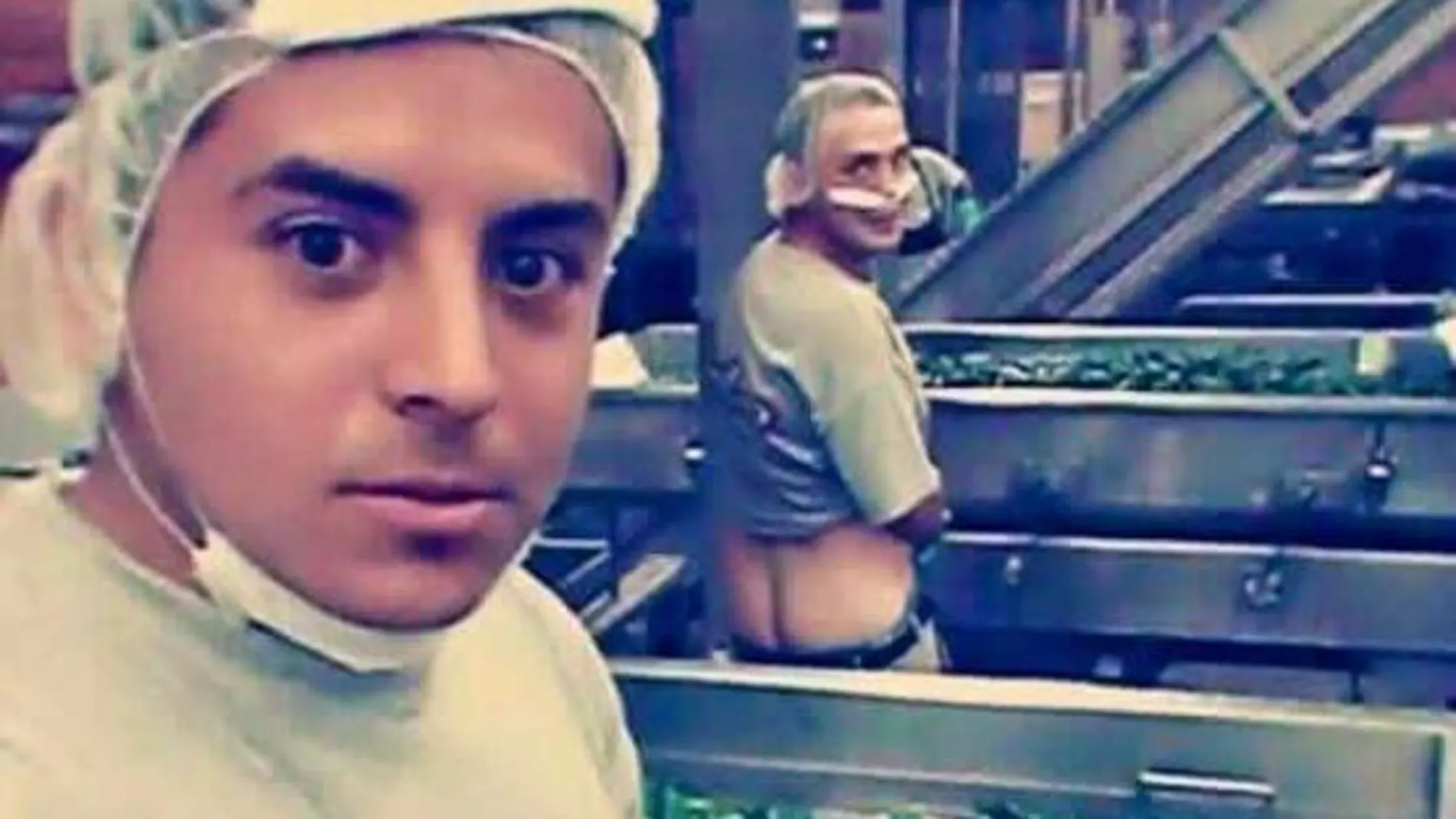 Una empresa mexicana se disculpa tras hacerse viral la imagen de dos empleados orinando sobre chiles