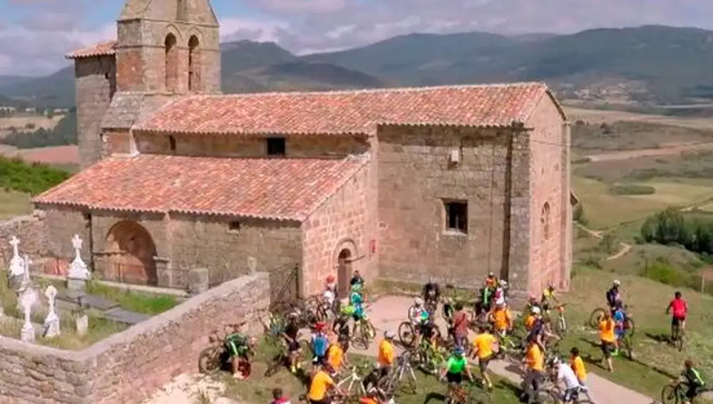 Un grupo de ciclistas disfrutando del Románico de la provincia palentina / Diputación de Palencia