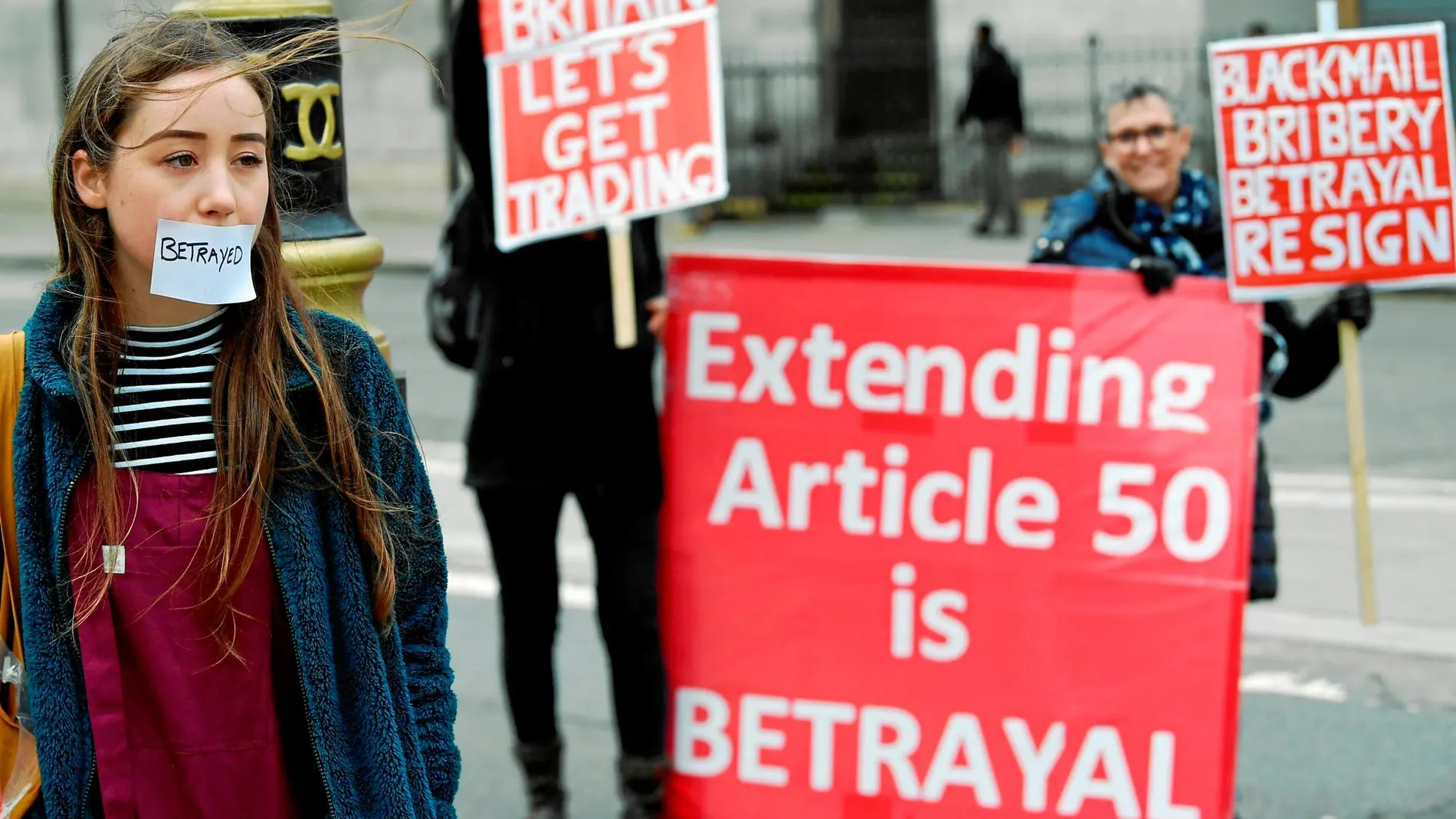 Partidarios del Brexit protestan frente a Westminster en contra de una prórroga del artículo 50