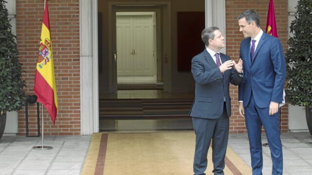 El presidente del Gobierno, Pedro Sánchez, se reunió ayer en Moncloa con el presidente de Castilla-La Mancha, Emiliano García-Page