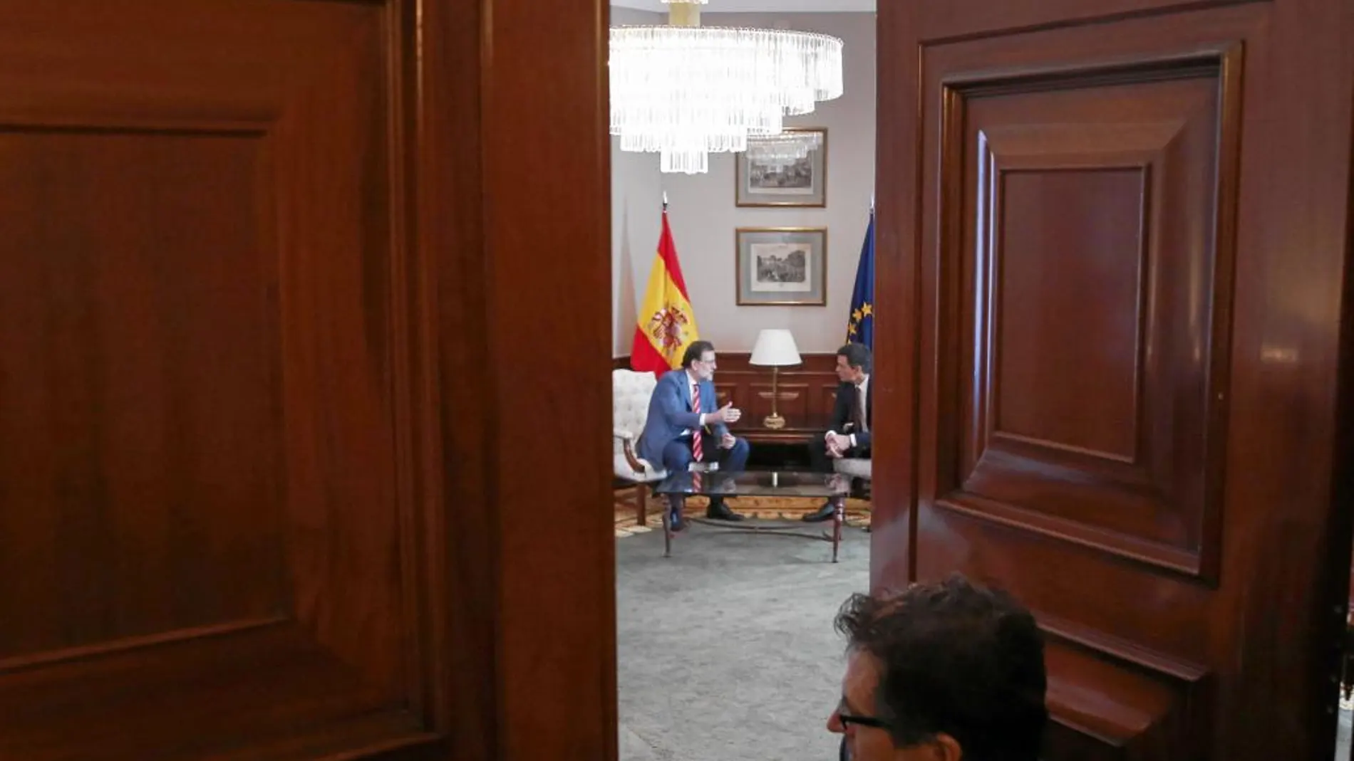 El presidente del Gobierno en funciones, Mariano Rajoy, durante la reunión que mantuvo el miércoles con el líder del PSOE, Pedro Sánchez