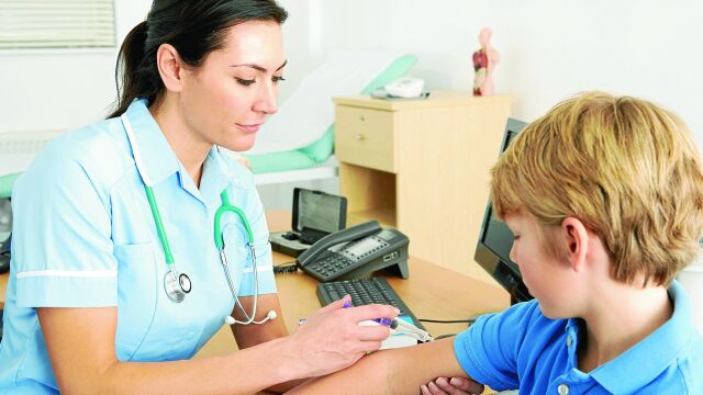Vacunar a los niños contra el virus del papiloma humano ayuda a eliminar la infección