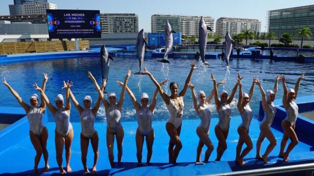 La nadadora olímpica Thaïs Henríquez junto a las integrantes del Club Atlantis de natación sincronizada