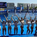 La nadadora olímpica Thaïs Henríquez junto a las integrantes del Club Atlantis de natación sincronizada