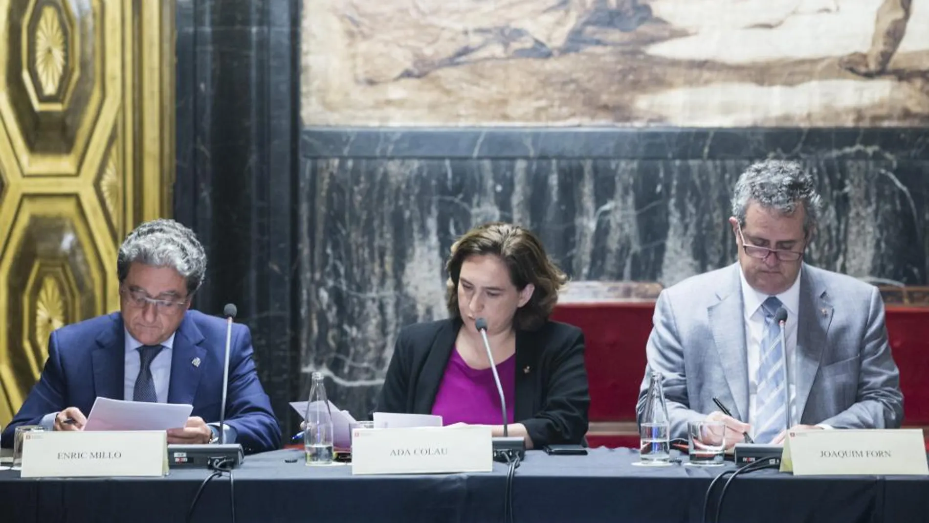 La alcaldesa Ada Colau (c) ha presidido la reunión de la Junta Local de Seguridad, a la que han asistido el delegado del Gobierno, Enric Millo (i), y el conseller de Interior, Joaquim Forn