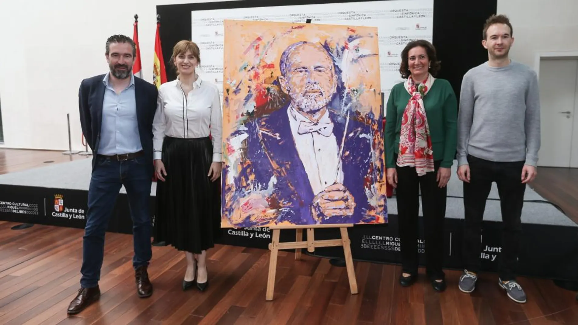 Jordi Gimeno, Mar Sancho, García Cirac y Andrew Gourlay junto al retrato de López Cobos de Miguel Elías / Dos Santos