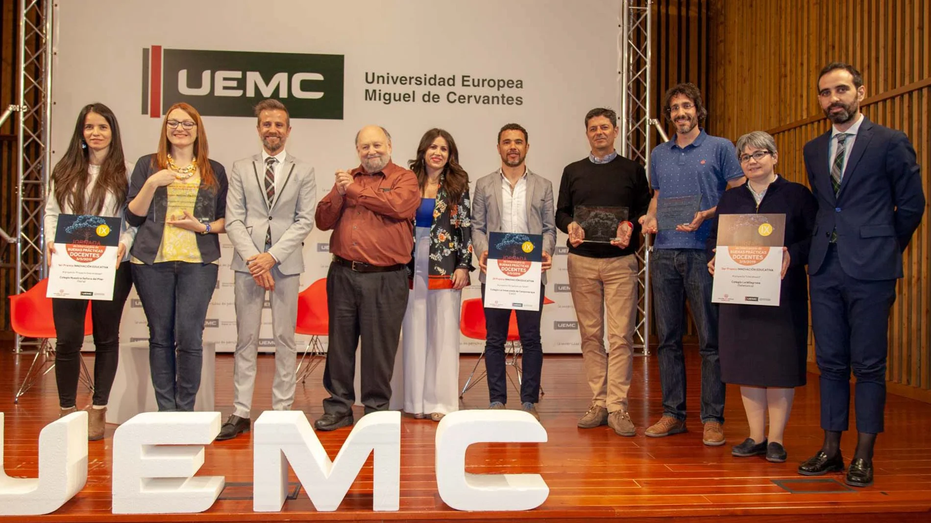El experto Robert Swartz, la rectora Imelda Rodríguez y Leandro Roldán Maza, con estudiantes