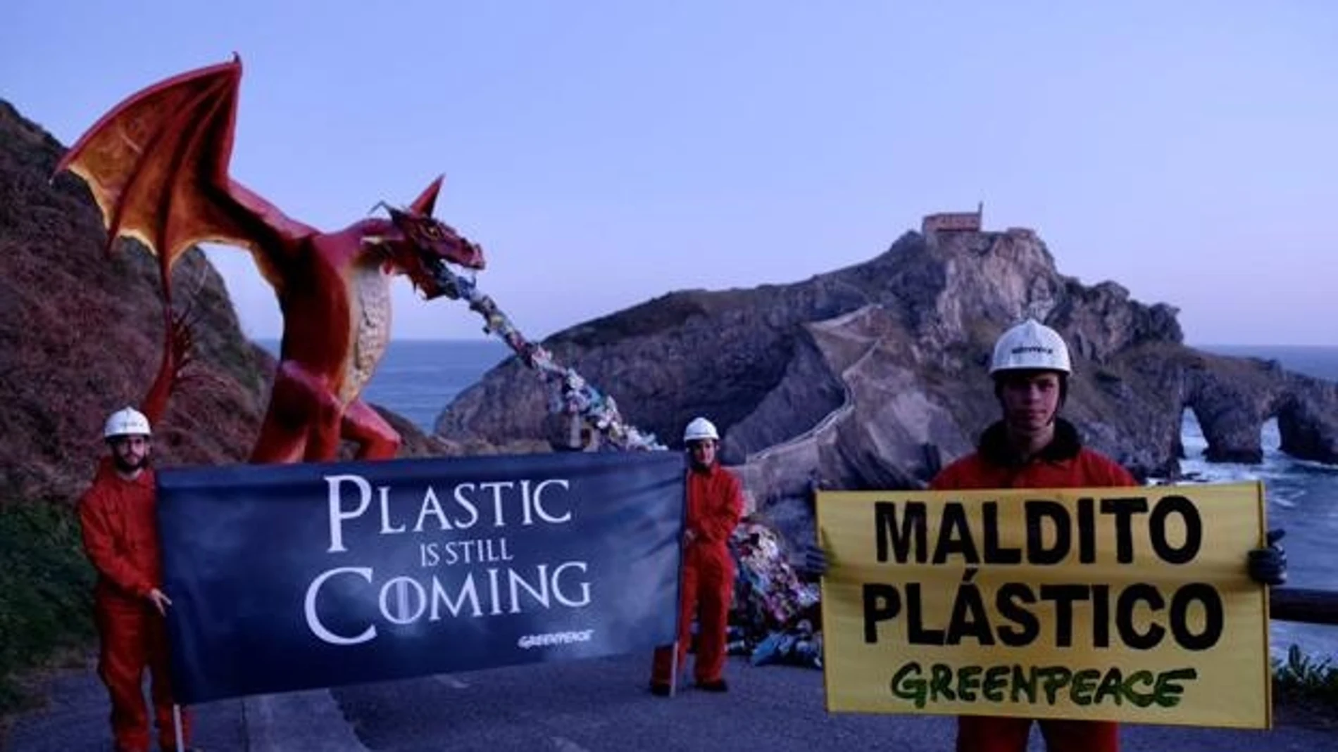 Tres activistas de Greenpeace desplegaron esta semana sus pancartas junto al dragón que instalaron en Gaztelugatxe para denunciar la «avalancha» de plástico al mar