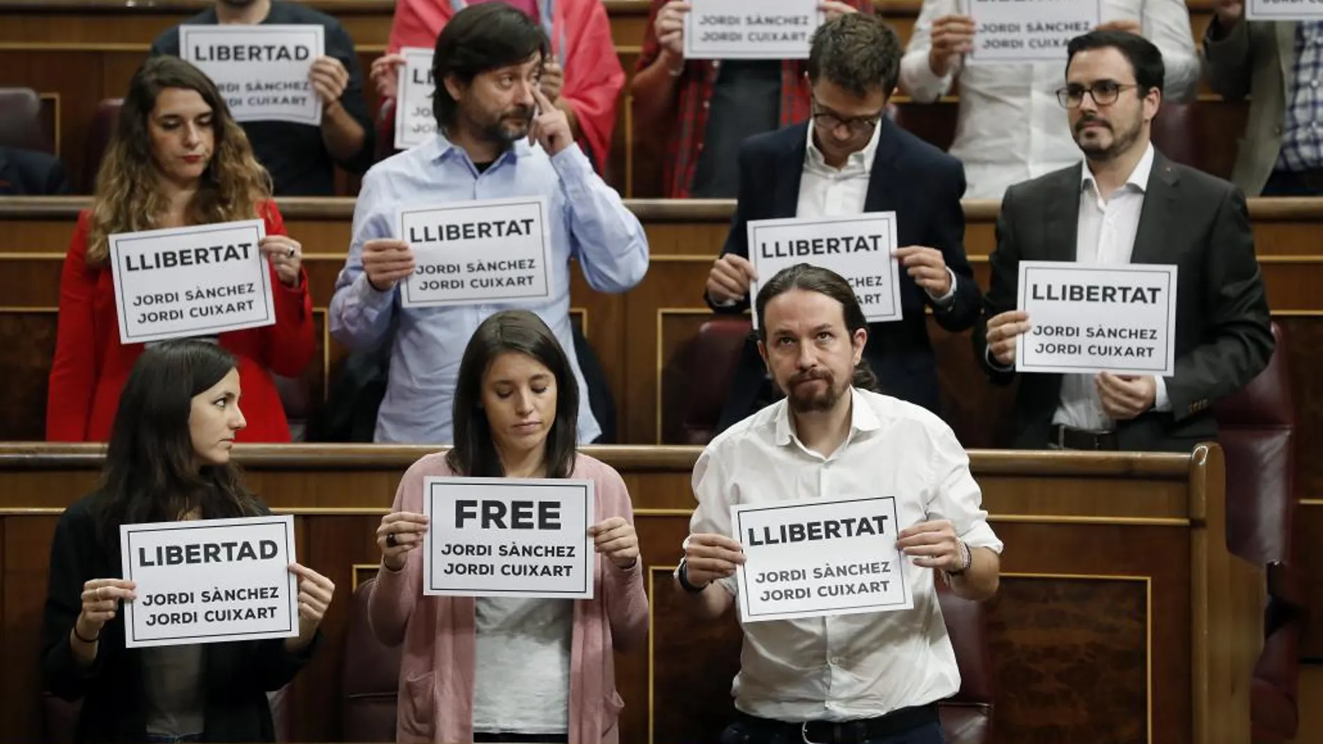 Diputados nacionalistas y de Unidos Podemos muestran carteles pidiendo la libertad de los responsables de las organizaciones ANC y Ómnium Cultural
