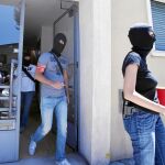 Policías franceses, a su salida de la casa del terrorista Lahouaiej Bouhlel