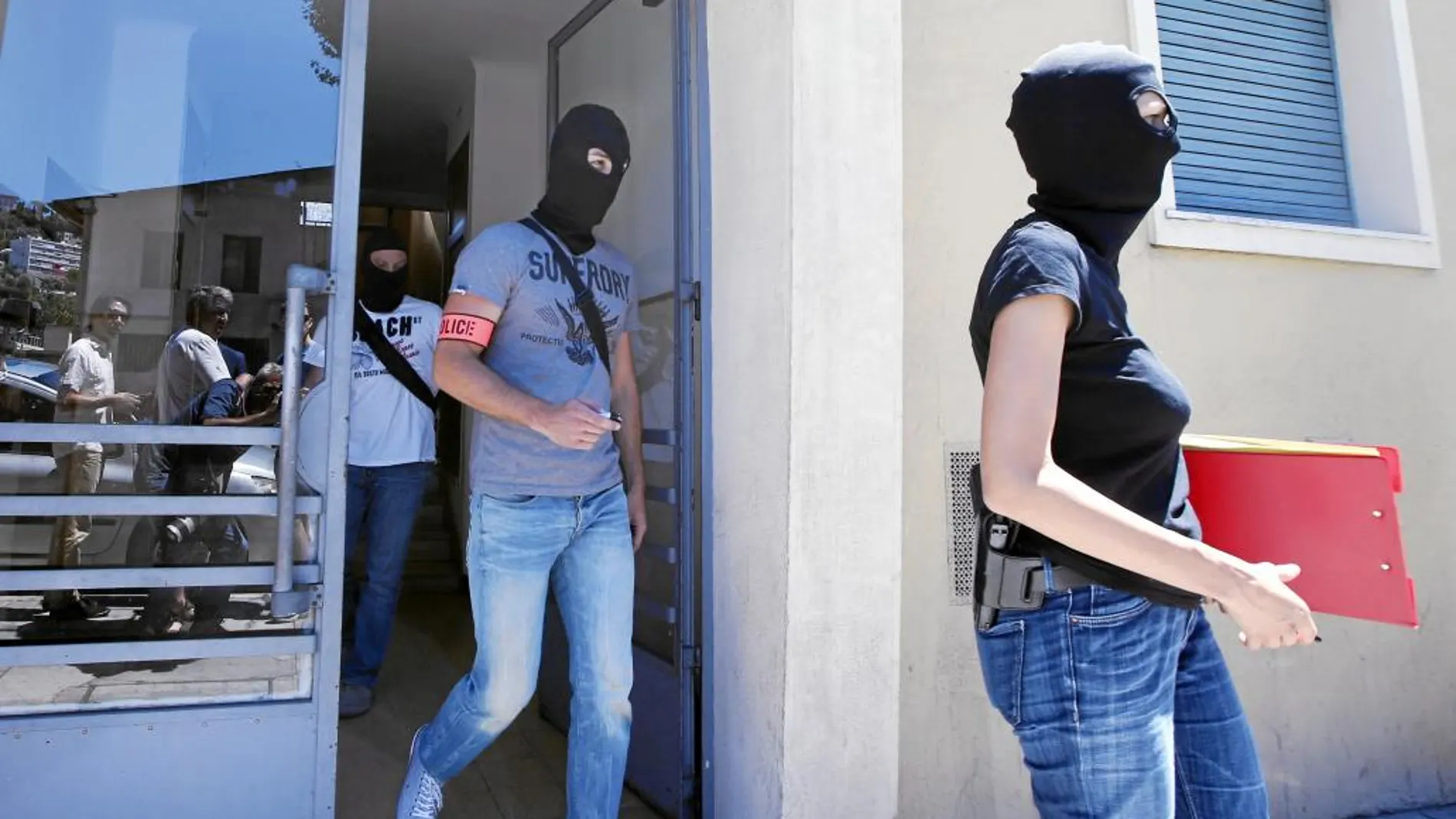Policías franceses, a su salida de la casa del terrorista Lahouaiej Bouhlel